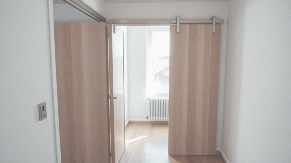 System do drzwi łamanych – funkcjonalność i elegancja w przestrzeni